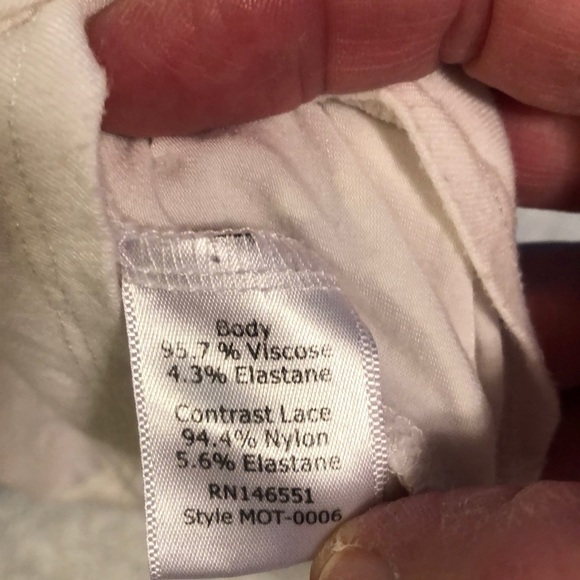 Octavia white top. Size medium - Picture 4 of 4